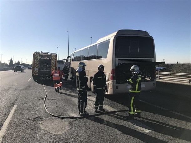 Arde en la A-6 un autobús escolar de un colegio de El Escorial con 46 niños de ocho años todos ellos indemnes