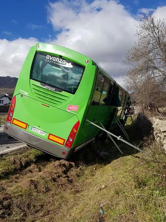 Cuatro heridos leves tras el semi vuelco de un autobús de la línea 684 en Los Molinos