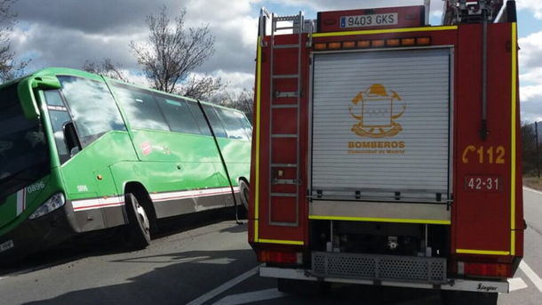 Cuatro heridos leves tras el semi vuelco de un autobús de la línea 684 en Los Molinos