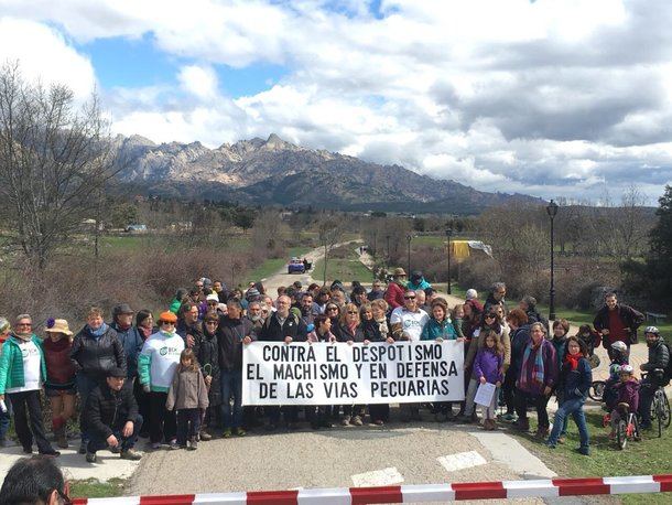 Manifestación en El Boalo en protesta por el cese de los dos concejales de BCM en Común