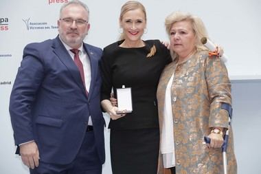 Cifuentes renueva su compromiso con las víctimas del terrorismo y la defensa de los valores democráticos