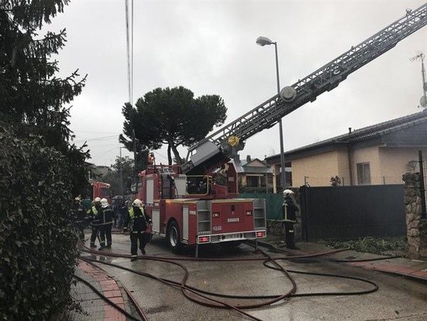 Aparatoso incendio en un chalet de Colmenarejo que ha quedado totalmente destruido