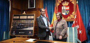 Firmado el contrato de concesión del ‘Tren Turístico Diligencia de El Escorial’ con la empresa R.J. Autocares