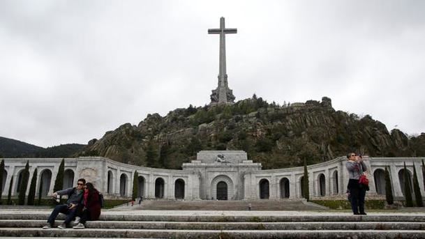 El abogado Eduardo Ranz explicó a los socialistas villalbinos la exhumación en el Valle de los Caídos