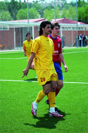 Toni Corbella, marcado por un jugador del Coslada  (Foto: RICARDO M. PEÑA)