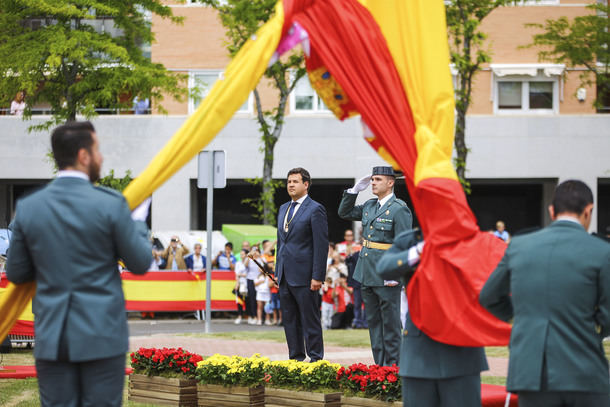 Las Rozas muestra su compromiso con España con el izado de una bandera de 37,5 metros cuadrados en Parque Empresarial