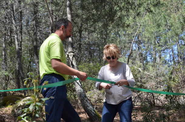 La alcaldesa inaugura un nuevo circuito de tirolinas en Forestal Park 