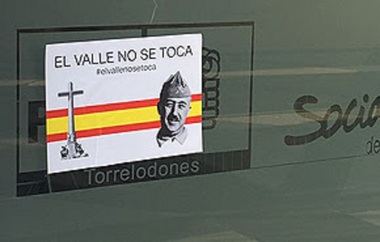 Vuelven a empapelar la sede del PSOE de Torrelodones con imágenes de apoyo a Franco