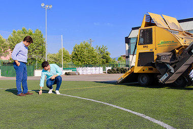 Las obras de renovación del césped artificial del campo de fútbol de Galapagar a pleno rendimiento