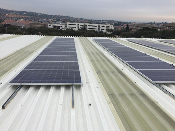 Instalado un centro de producción de energía solar en el Polideportivo Municipal de Torrelodones