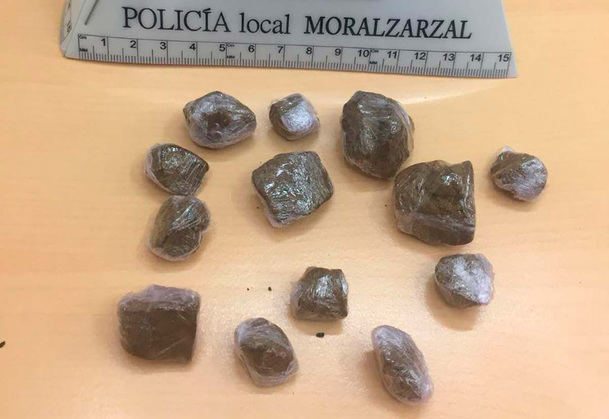 La Policía Local de Moralzarzal detiene a un individuo que portaba hachís, supuestamente para su venta