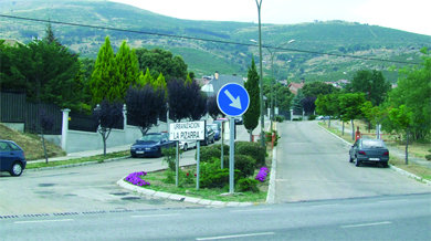 Entrada a la urbanización La Pizarra desde la M-600  (Foto: ARCHIVO)