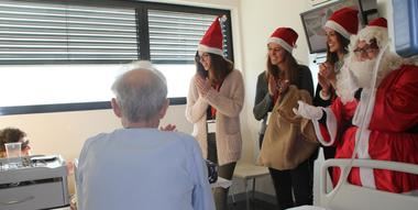 Sonrisas, villancicos y regalos para los mayores ingresados esta Navidad en el Hospital General de Villalba