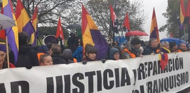 Unas doscientas personas exigen que los restos de Franco no reposen ni en la Basílica ni en la Almudena