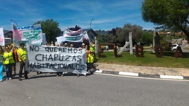 Medio millar de vecinos se manifestaron en El Boalo contra el Plan de Vivienda Municipal