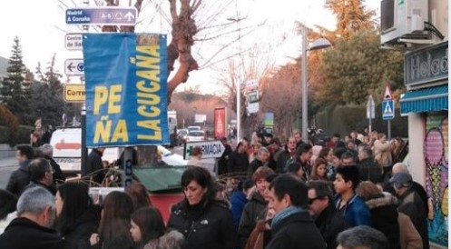 Los socios de la Peña ‘La Cucaña’ de Torrelodones protestan por no dejarles celebrar la Feria de Abril