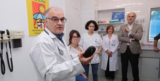 Los Centros de Salud de la Comunidad de Madrid incorporan la técnica del dermatoscopio para la detección de melanomas y otras lesiones