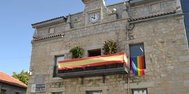 Por primera vez, la bandera de LGTBI ondea en el edifico del Ayuntamiento de Collado Villalba