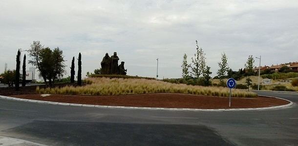 Nueva rotonda luminosa frente al Centro Comercial de Torrelodones