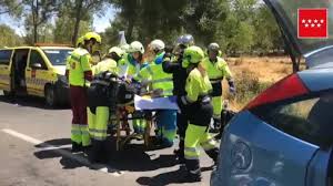 Herido grave el conductor de un coche al impactar en la M-608 contra un camión de limpieza en Collado Villalba