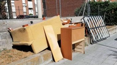 El Ayuntamiento de Galapagar recoge gratuitamente los viejos muebles de la puerta de los domicilios