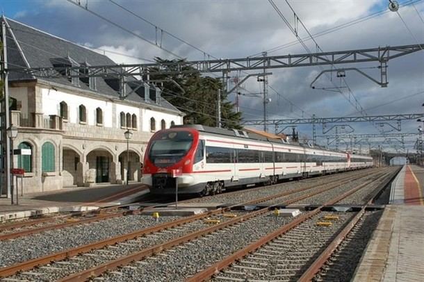 Una mujer consigue salir ilesa de su coche de ser arrollada por un tren en Cercedilla