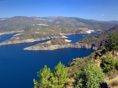 Los madrileños valoran con un notable alto la calidad del agua y el servicio del Canal de Isabel II