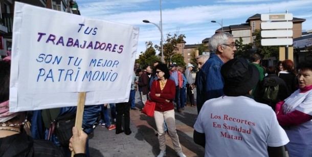 Decenas de vecinos y trabajadores marchan para pedir condiciones dignas en el Hospital General de Villalba