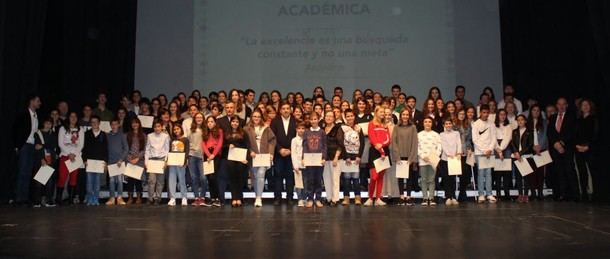 El Alcalde Alberto Gómez Martín, entregó las VI Becas de Excelencia Académica Ayuntamiento de Galapagar