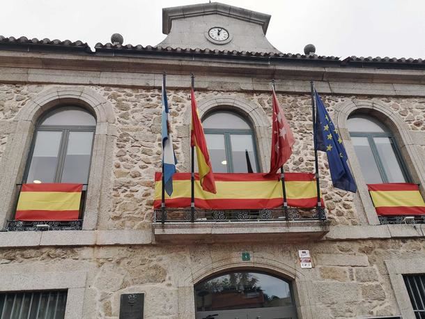 El Ayuntamiento de Valdemorillo engalanado para la celebración de la Fiesta Nacional