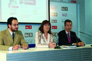 Cristina Narbona, con Antonio Hernando y Constantino Méndez  (Foto: CEDIDA)