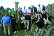 Foto de familia de la candidatura del PP, junto a la torre que da nombre a la localidad  (Foto: ARCHIVO)