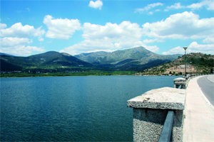 Imagen del embalse de Navacerrada desde su presa, con los picos de La Maliciosa y Guarramillas de fondo  (Foto: RICARDO M. PEÑA)