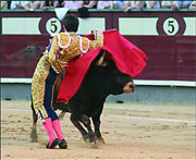 Así de ceñido se pasó Talavante al sexto toro  (Foto:  www.las-ventas.com)