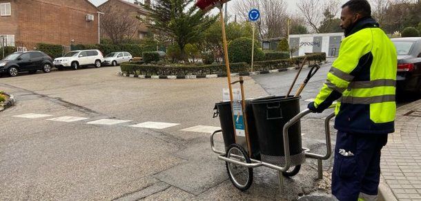 Un barrendero de a pie en las urbanizaciones y zona alta, nuevo proyecto para el Plan de Limpieza integral de San Lorenzo de Escorial