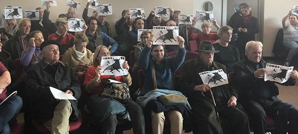 El Alcalde de Galapagar desalojó el salón de plenos para impedir que los vecinos mostrasen su apoyo a la continuidad de los festejos taurinos