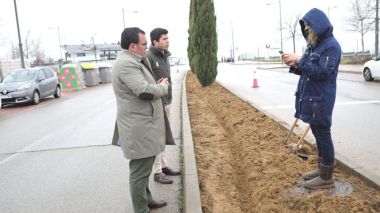 Boadilla instala césped artificial en las medianas del municipio