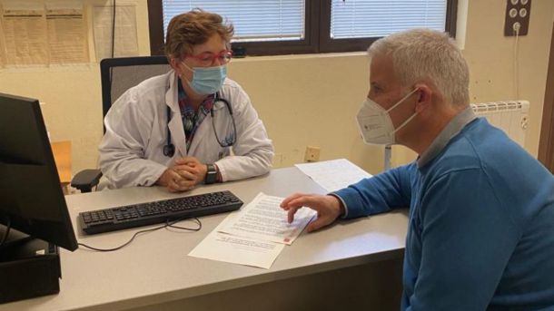 Concentración ante el Centro de Salud de Torrelodones por un Servicio de Urgencias con atención médica presencial