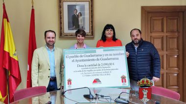 Guadarrama entrega un donativo recaudado con la entrada solidaria durante las fiestas