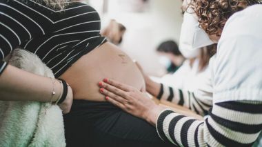 Ahora es más fácil recibir 500 euros al mes para madres menores de 30 años