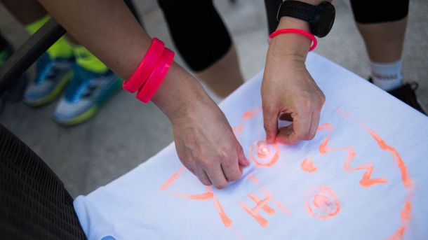 Pintar camisetas como una actividad de recreación y cultura