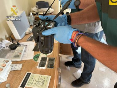 Hacían el doblado de matrículas de vehículos robados en un taller de Alcalá de Henares