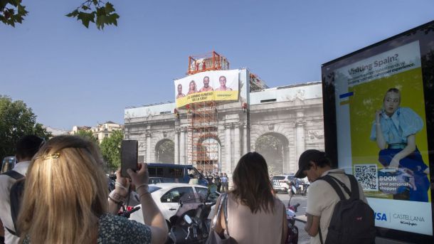 Greenpeace entra en campaña poniendo a sudar a los candidatos en un monumento de Madrid