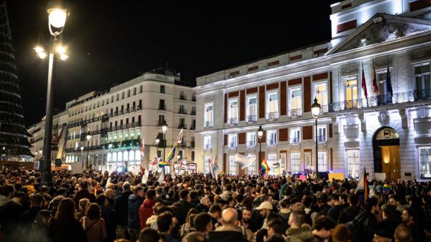 Miles de madrileños se echan a las calles contra Ayuso por recortar derechos LGTBI