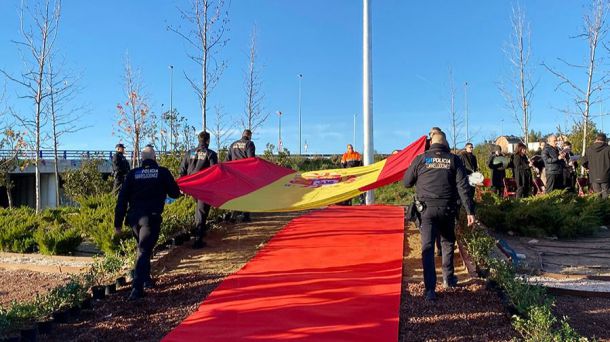 Torrelodones rinde homenaje al 45 aniversario de la Constitución con la instalación de tres enseñas nacionales