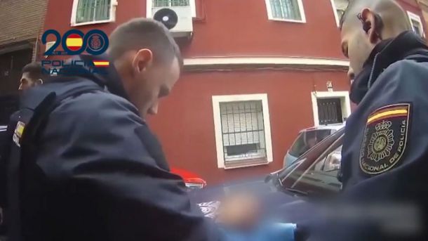 Policías salvan la vida a un niño de dos años en parada cardiorrespiratoria en Madrid