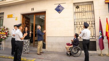 Sentido homenaje al policía asesinado por GRAPO a las puertas de la comisaría de Moncloa-Aravaca