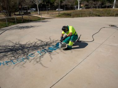 Boadilla del Monte elimina más de 300 grafitis al mes en el primer semestre del año