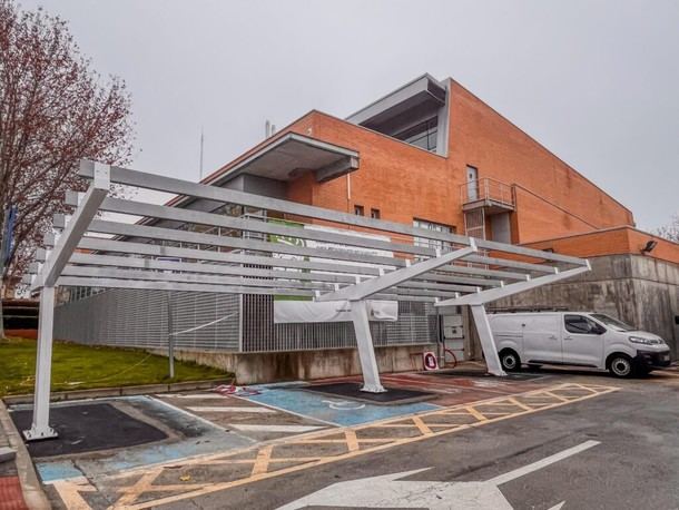 Instalan placas solares en marquesinas del aparcamiento de la piscina cubierta en Boadilla