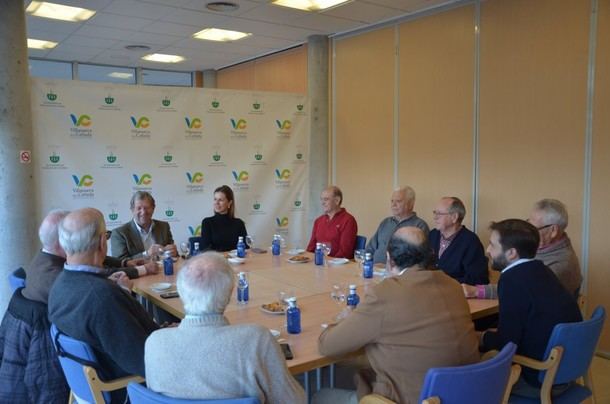 El alcalde de Villanueva de la Cañada se reúne con mayores en un desayuno comunitario